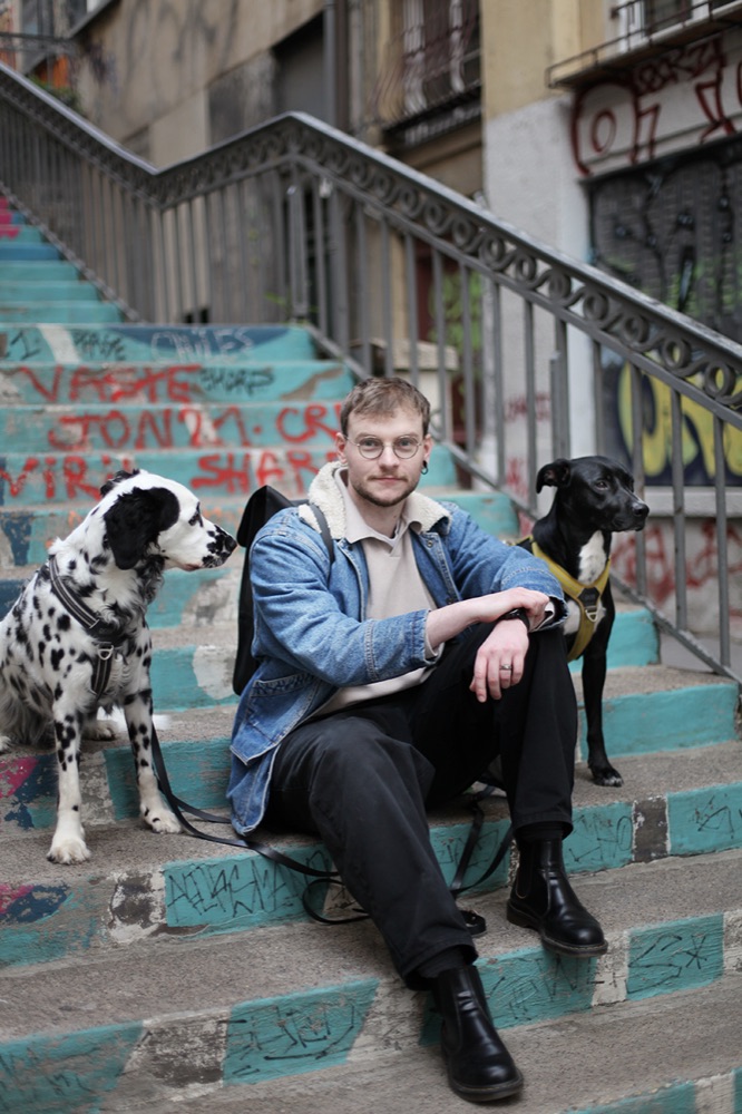 Antoine sur un escalier graffé de la Croix-Rousse avec ses chiens